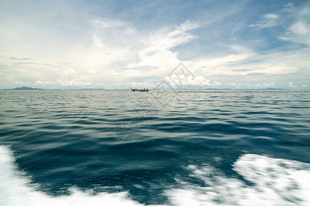 热带海中的长尾渔船图片