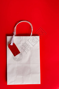 定金订购标签装有红色背景服装标签的购物纸袋背景