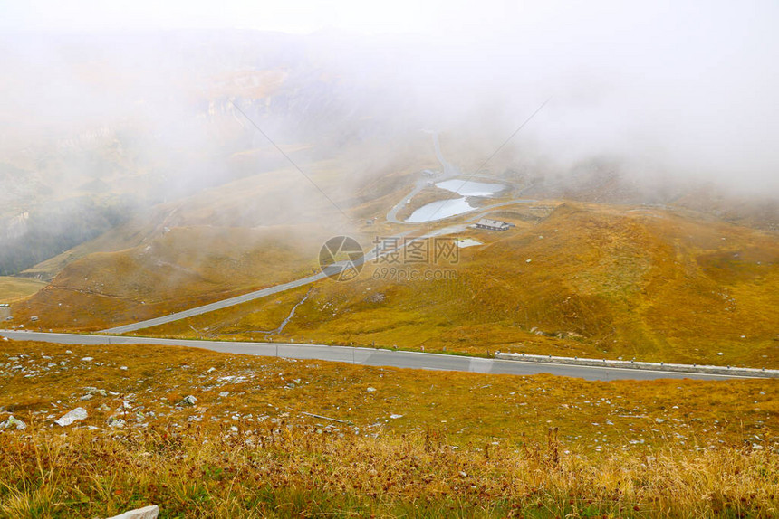 秋天大雾的清晨阿尔卑图片