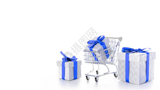 生日购物为有圣诞节或生日礼物盒的超市提供特乐车图片