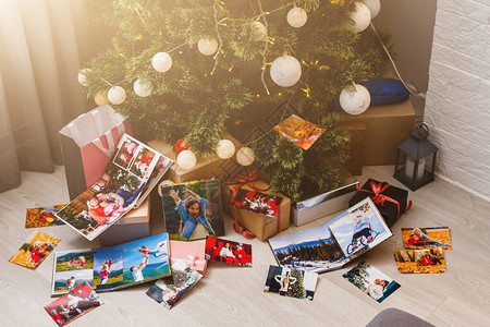 圣诞树附近的家庭相册图片