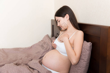 近距离接近有痛苦的乳房感觉的孕妇高清图片