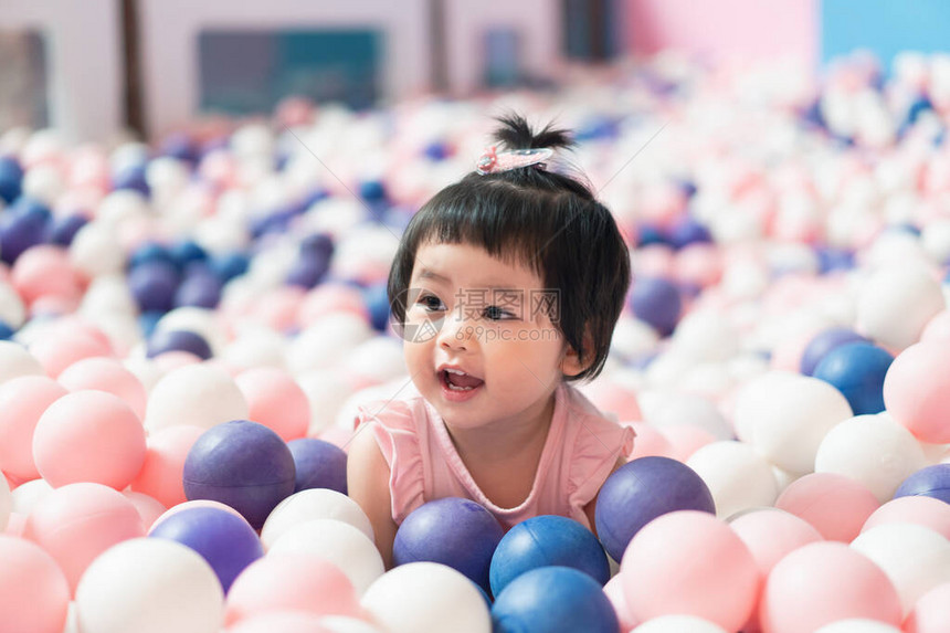 可爱的亚洲婴儿在百货公司的欢图片