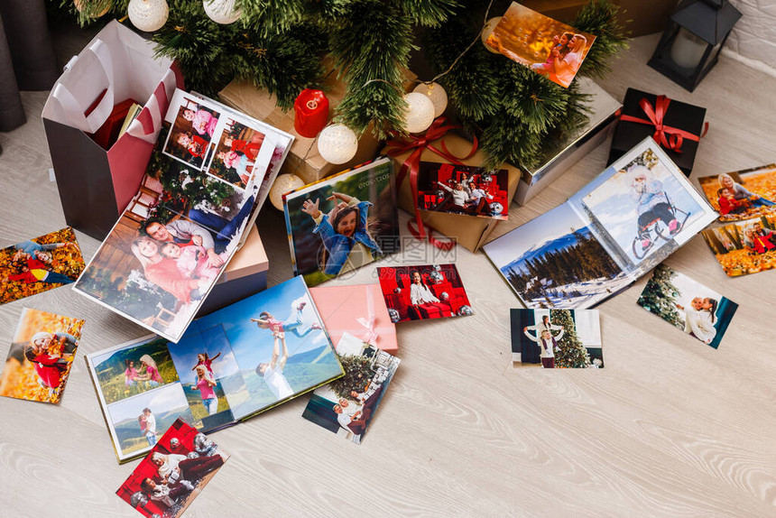 圣诞树附近的家庭相册图片
