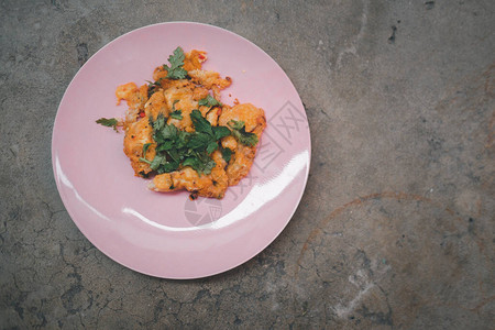 粉红色盘子里的自制混合蔬菜煎蛋卷简单但美味图片