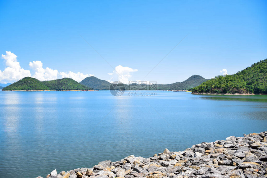 从泰国地标斯里那卡林Srinagarind堤坝看浅蓝色蔚蓝水景海图片
