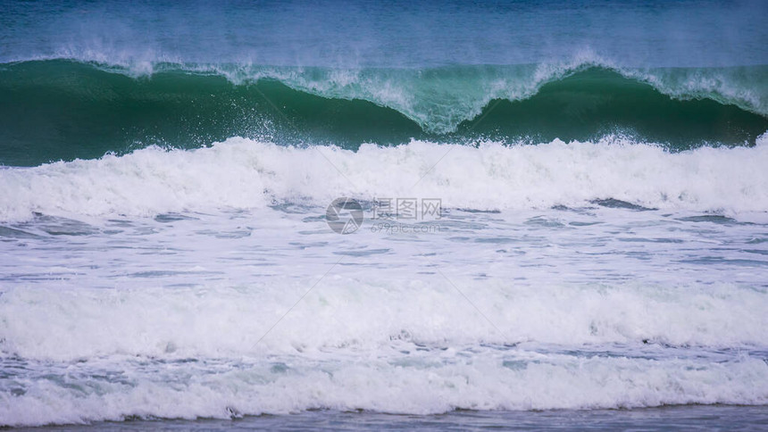 充满力量的蓝色海洋波浪完美破图片