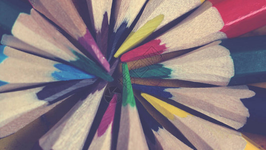 一组彩色铅笔折叠在一个圆圈中图片