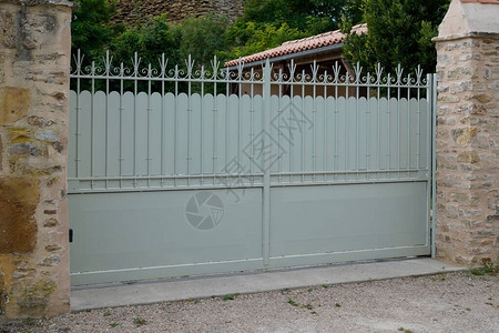 传统欧洲之家的蓝绿色钢大门图片