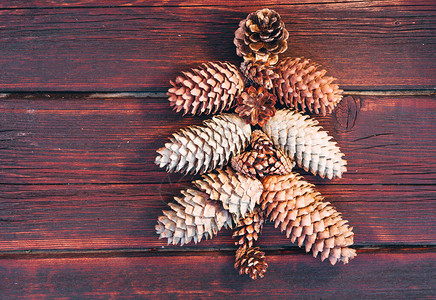 松树布置在棕色木质背景上美丽的木制圣诞背景新年快乐图片