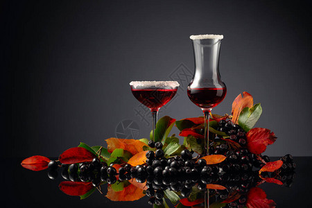 含果汁或糖浆的黑窒息莓aronia图片
