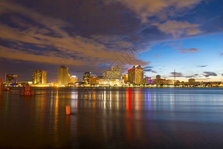 在美国路易斯安那州新奥尔良密西比河的黄昏的图片
