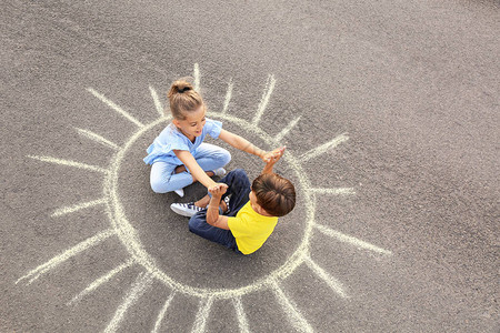 儿童坐在户外晒太阳图片