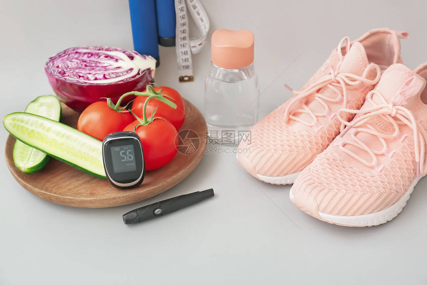 灰色背景中的蔬菜运动鞋柳叶刀笔和血糖仪糖尿病概念图片