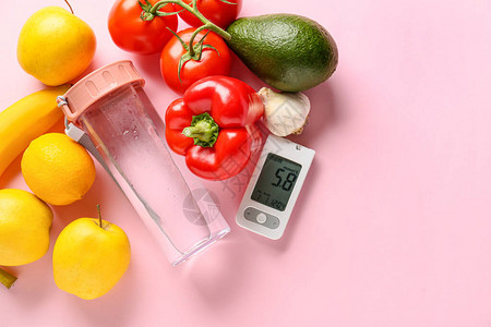 蔬菜水果葡萄测量仪和彩色底料水瓶图片