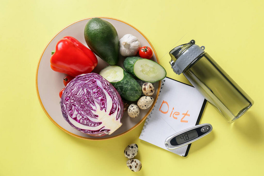 蔬菜含有DIET字词的笔记本水瓶和彩色底图片