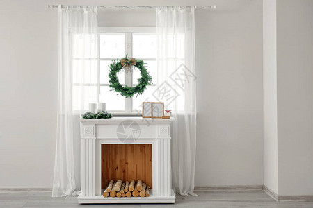 美丽的圣诞花圈挂在房壁炉图片