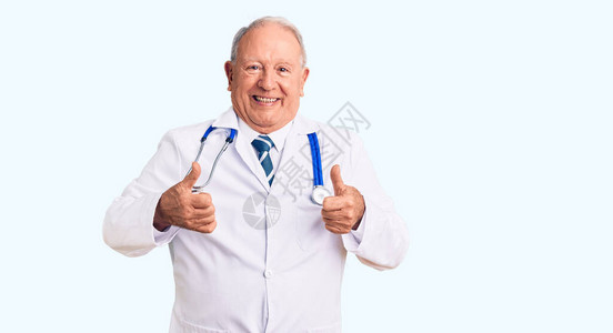 身穿医生外套和听诊器成功标志的白发帅哥用手做积极的手势图片