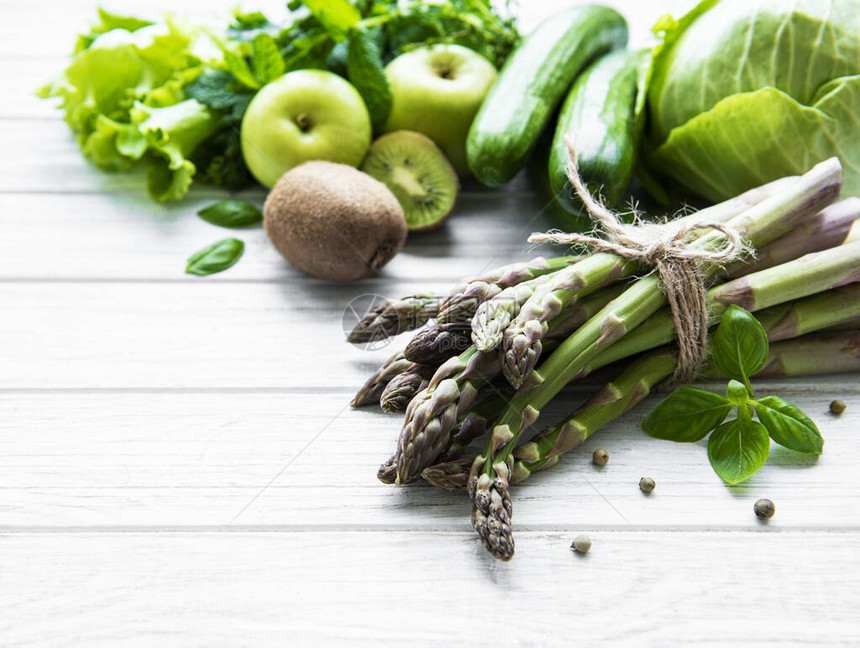 健康素食概念背景排毒饮食的新鲜绿色食物选择苹果黄瓜芦笋鳄梨石灰白色木质背景上图片