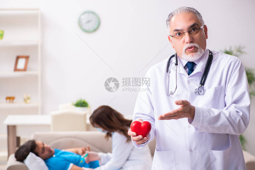 两位医生在家探望病人图片
