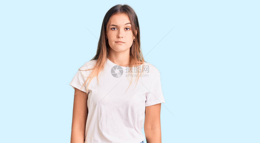 美丽的caucasian女人穿着随身穿的白色短袖圆领汗衫图片