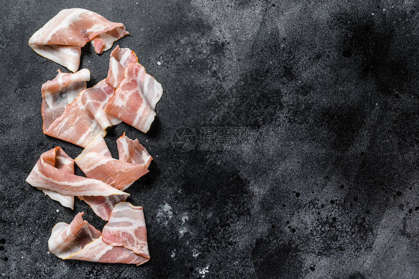 新鲜猪肉的切片有机生肉黑色背景顶层视图片