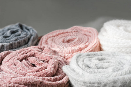 灰色和粉红色的针织毛衣秋冬保暖套头衫带纹理的背景寒冷季图片