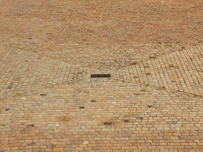 城市广场中心被褐砖环绕的雨水排金属网这些砖在排水管周图片