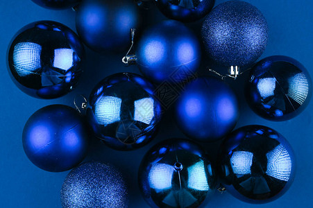 蓝色背景的圣诞蓝球图片