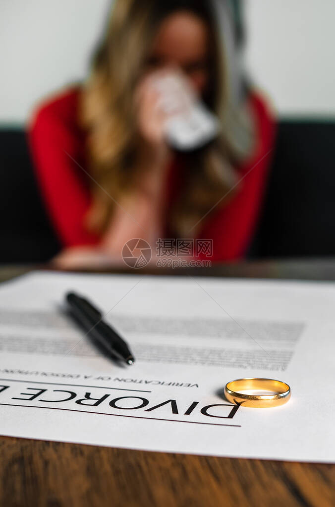 离婚法令文件女人在后台哭泣图片