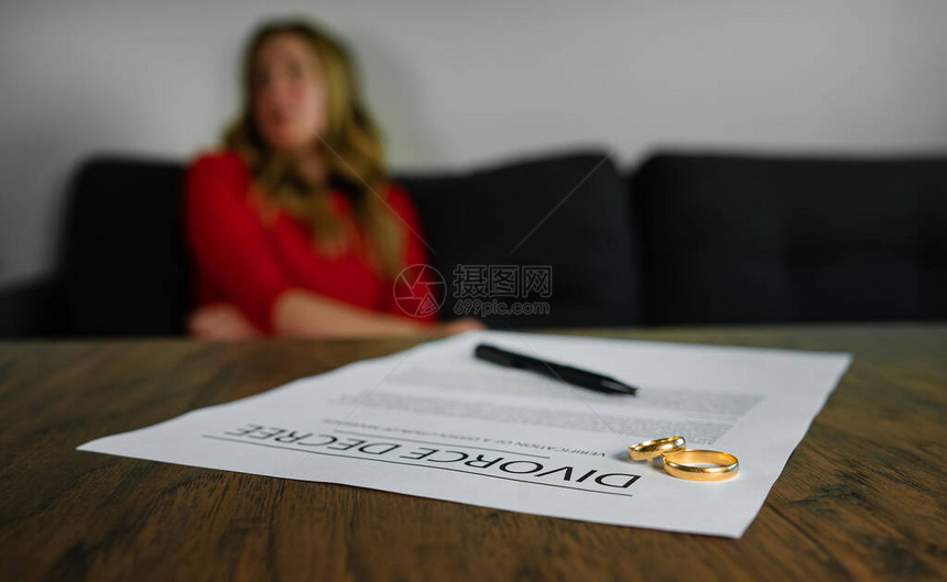 离婚法令文件女人对图片