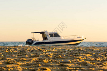 小船停泊在沙滩海岸附近的海中图片