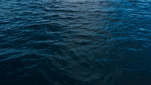 深蓝色水背景质地海洋绿水黑暗的平静波浪放图片
