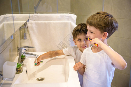 两个兄弟在洗手间里刷牙新图片