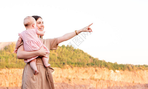 幸福的母亲抱着女儿图片