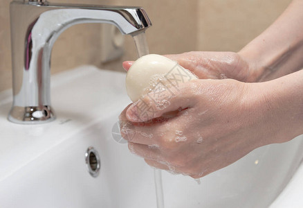 卫生清洁双手用肥皂洗手有泡沫的妇女的手保护自己免受冠状COVID19图片