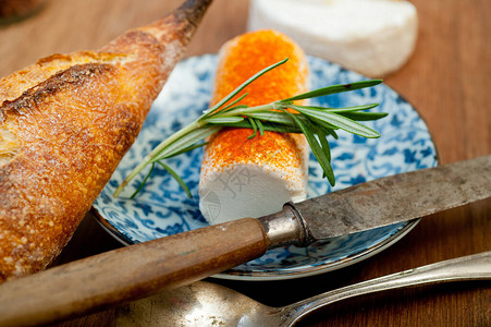 法国奶酪和法式长棍面包图片