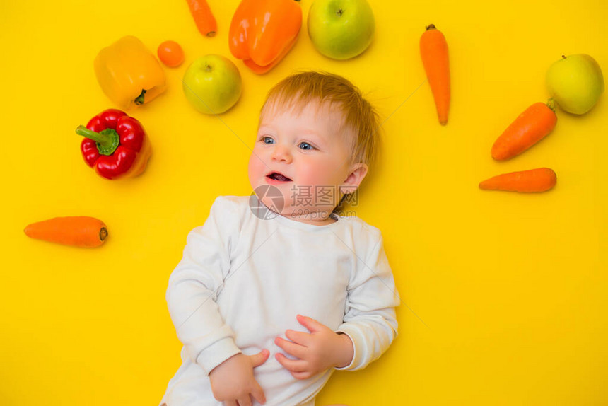 健康儿童营养食物背景顶视图8个月大的微笑婴儿在黄色背景上被不同的新鲜水果和蔬菜包围婴儿第一次固体喂养图片