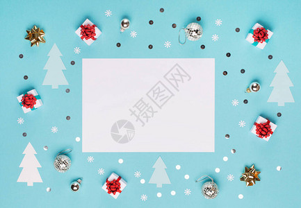 圣诞作文圣诞树剪影雪花金银装饰迪斯科球蓝纸背景上的礼物冬天图片