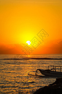 巴厘岛沙努尔信德胡海滩的日出图片