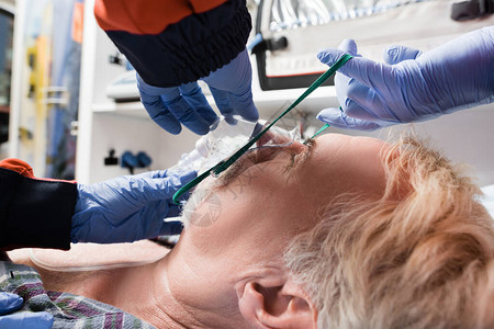 戴氧气面罩的乳胶手套护理人员对救护车患者图片