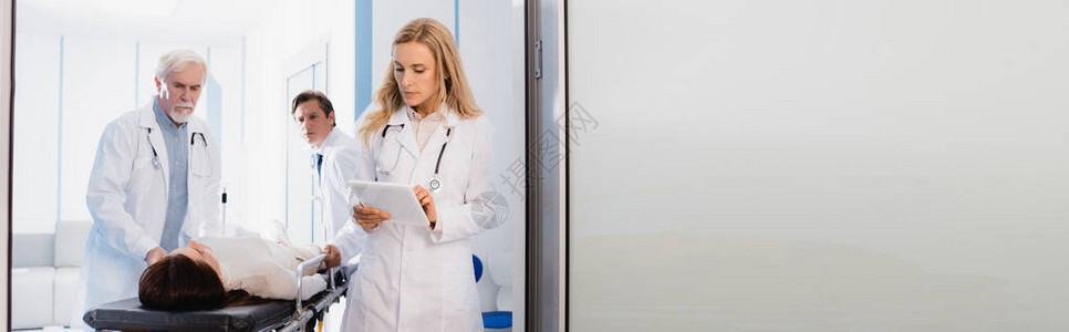 使用数字平板的医生横向作物图片