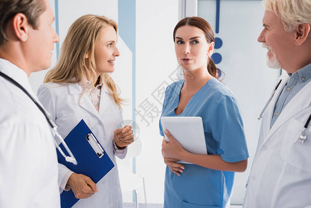 医生和护士的选择重点在诊所使用数字图片