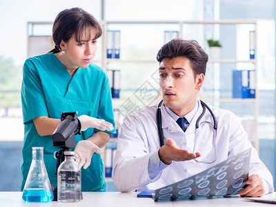 两名医生在医院讨论图片