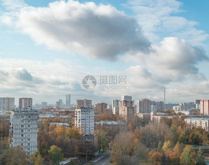 秋天的城市景观莫斯科郊区日落时分的房屋云朵和图片