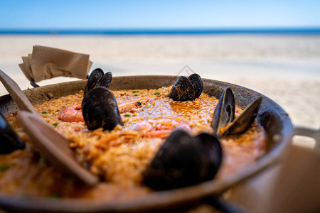 海边餐厅的海鲜饭选择焦点西班牙塔拉戈纳多拉达海岸的托雷登巴图片