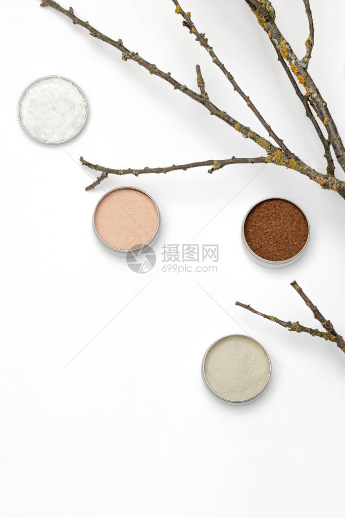背景与用于生产化妆品的成分白色背景上的粘土蜡草药粉末干花覆盆子酮薄荷醇晶体天图片