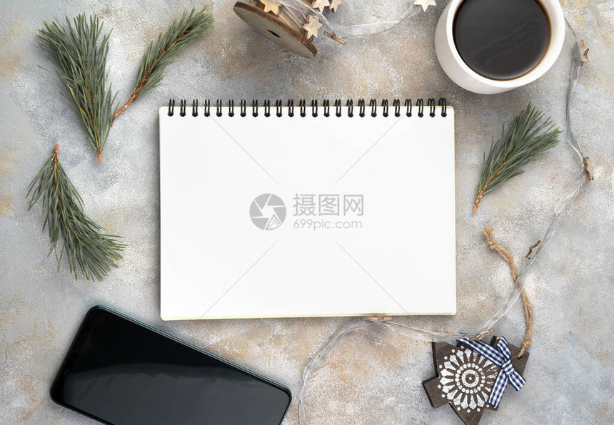 笔记本松树枝咖啡和电话在灰色背景上假日背景新的2021年和图片