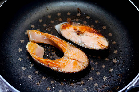 煎锅烤三文鱼图片