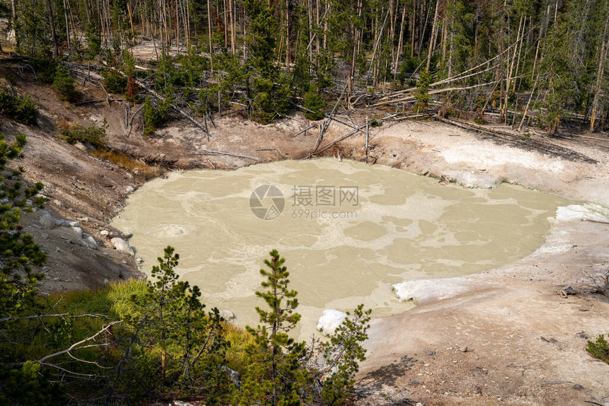 在黄石公园怀俄明岛泥火山和硫磺大湖图片